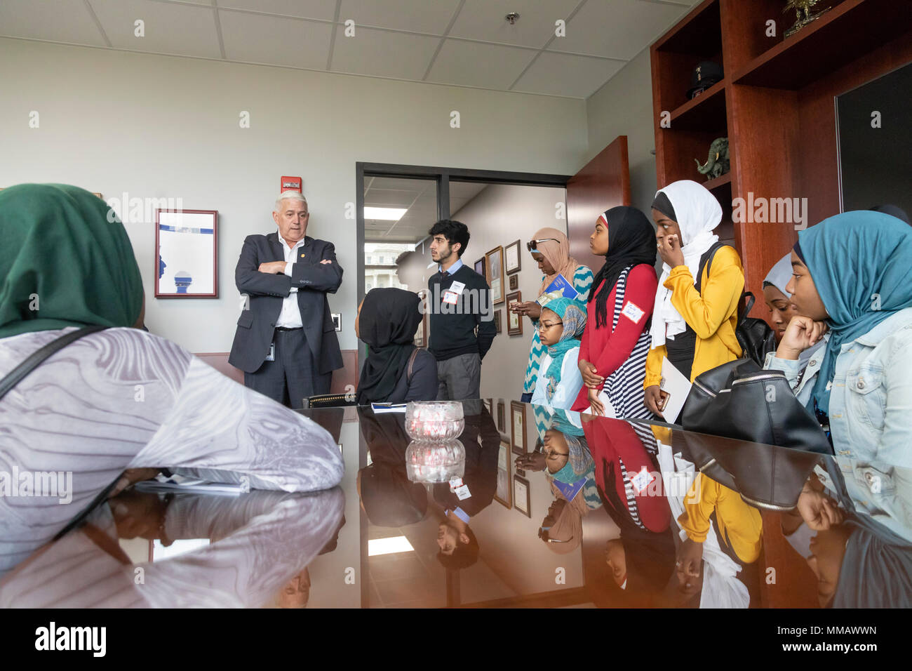 Lansing, Michigan - Musulmans des élèves du secondaire de l'École de Detroit Al-Ikhlas visite État républicain le sénateur Ken Horn pour discuter de questions e Banque D'Images