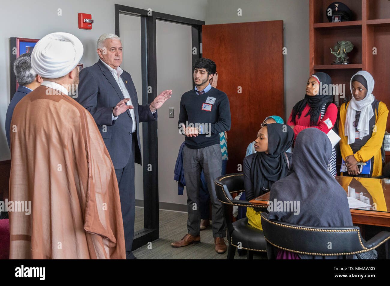 Lansing, Michigan - Musulmans des élèves du secondaire de l'École de Detroit Al-Ikhlas visite État républicain le sénateur Ken Horn pour discuter de questions e Banque D'Images