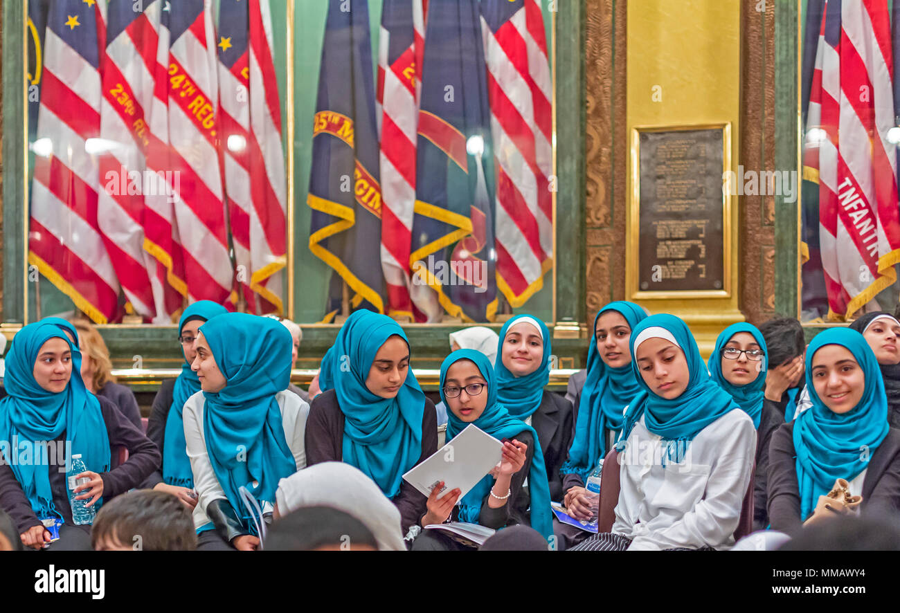 Lansing, Michigan - les élèves des écoles secondaires musulmanes visiter le capitole de l'état du Michigan dans le cadre de la journée annuelle de Michigan Capitol musulmane. Banque D'Images