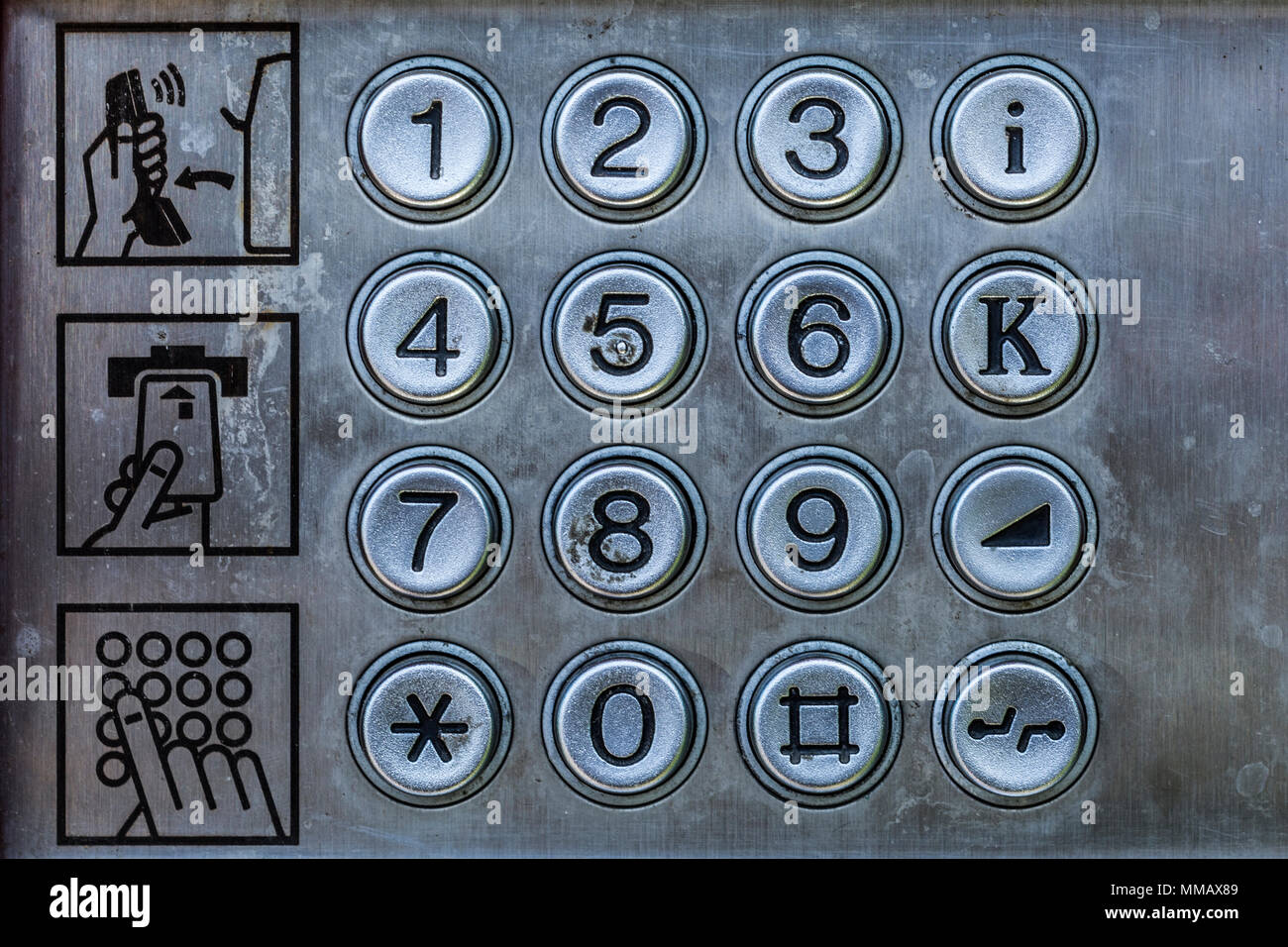 Vieille cabine téléphonique les numéros de métal et manuel de l'utilisateur. Close up, rétro et vintage concept Banque D'Images