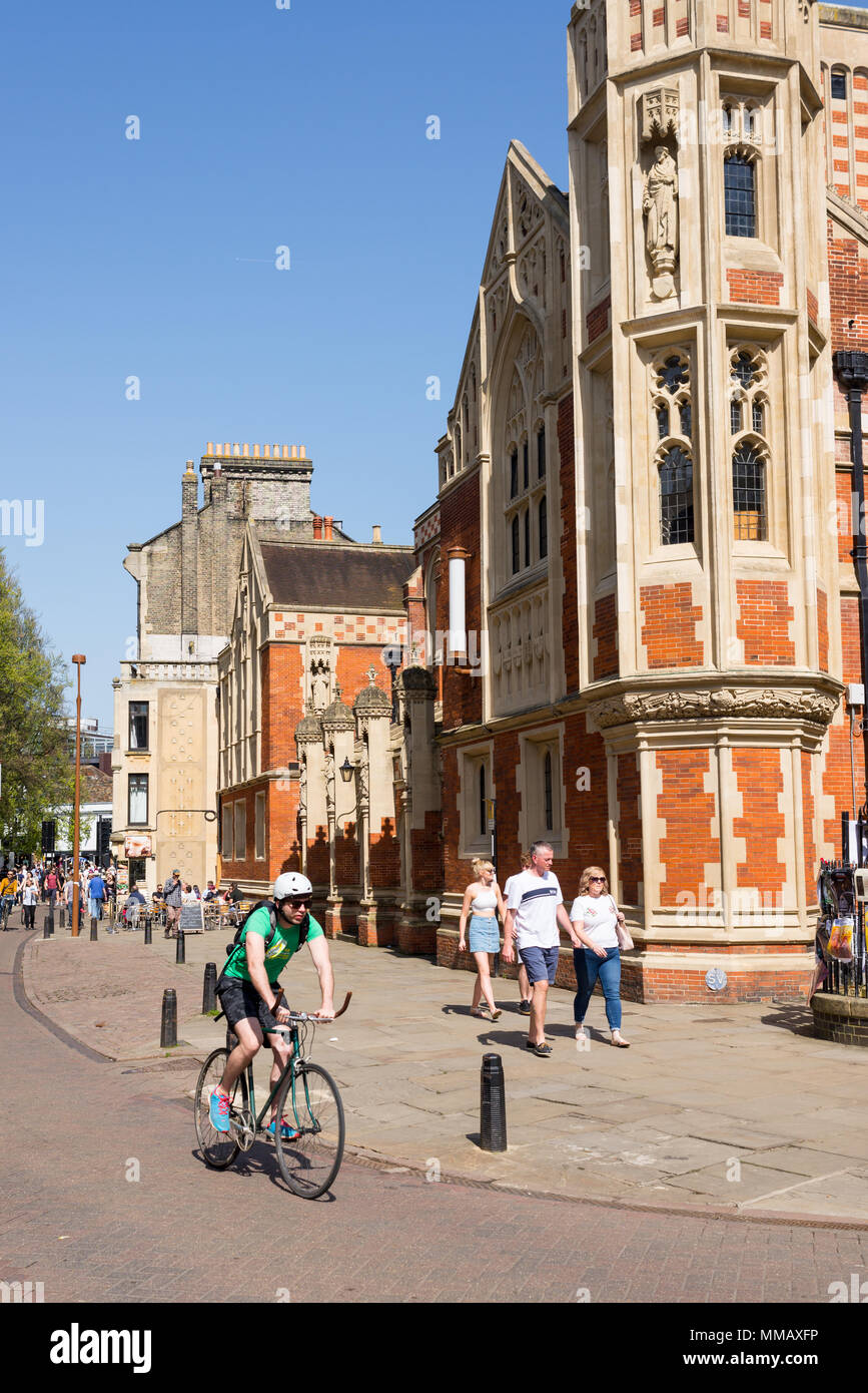 Cambridge, UK -Avril 2018. Les gens à côté de vieux vélo Divinity School à St Johns street, central centre ville de Cambridge Banque D'Images