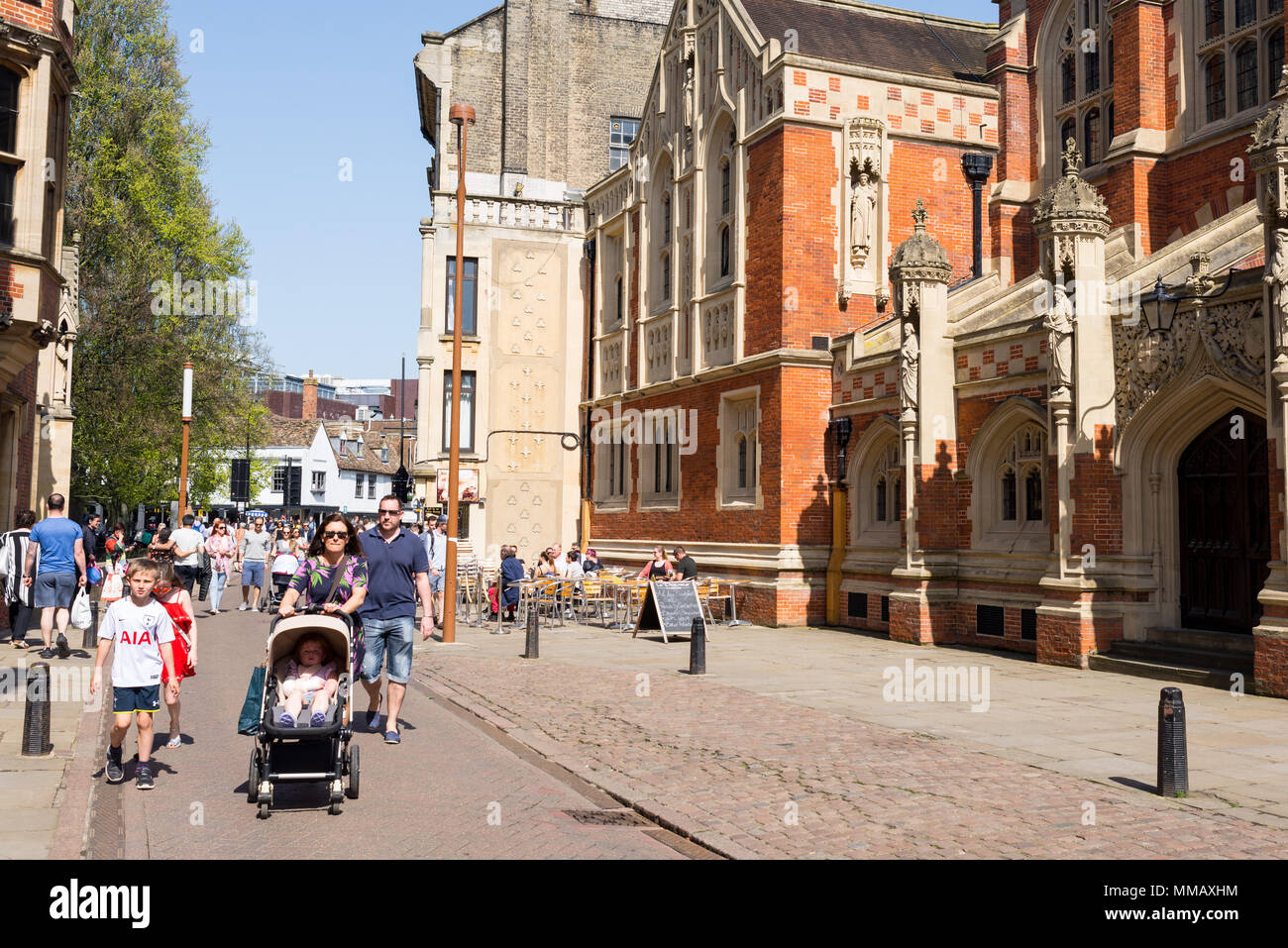 Cambridge, UK -Avril 2018. Les gens et les familles marche à côté de vieux Divinity School à St Johns street, central centre ville de Cambridge Banque D'Images