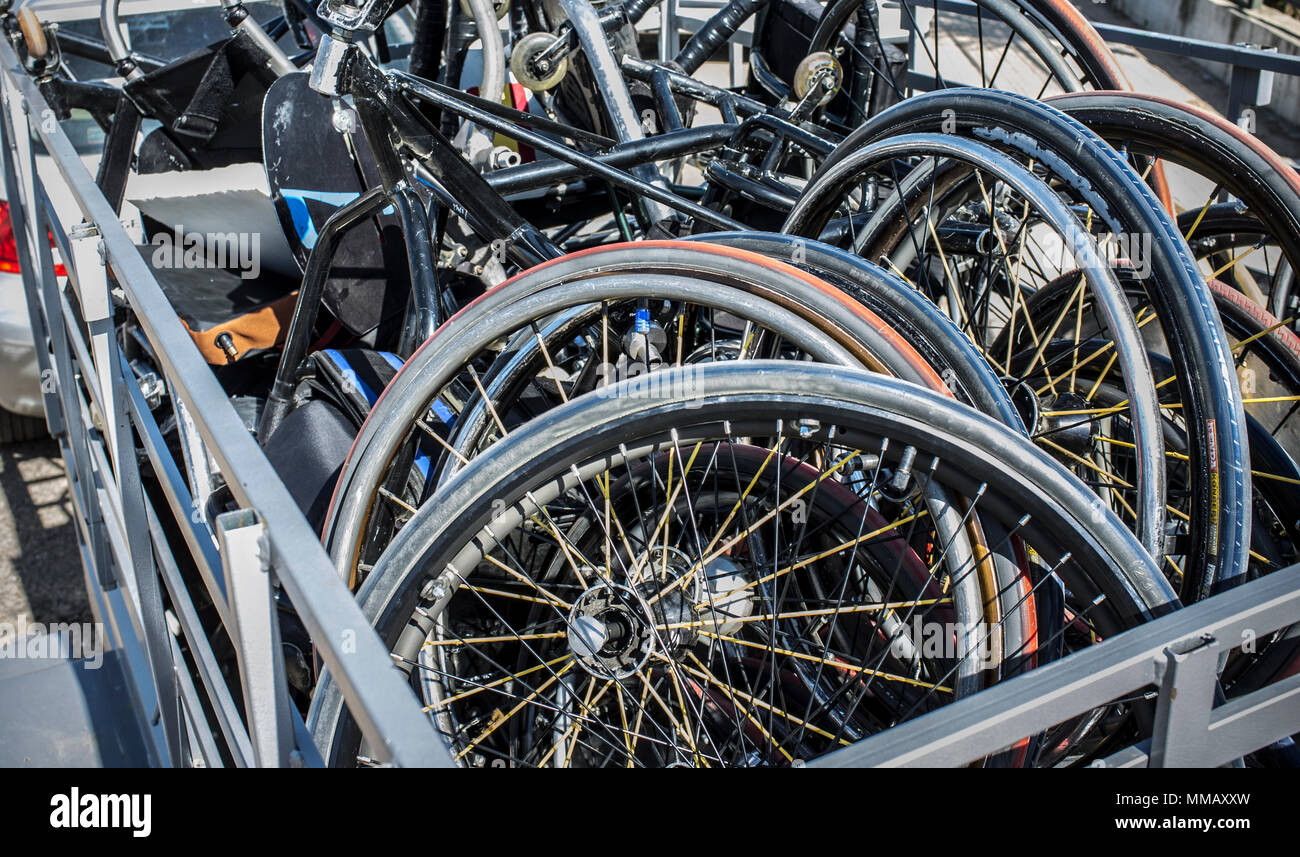 Remorque pour voiture pleine de basket en fauteuil roulant. Libre Banque D'Images