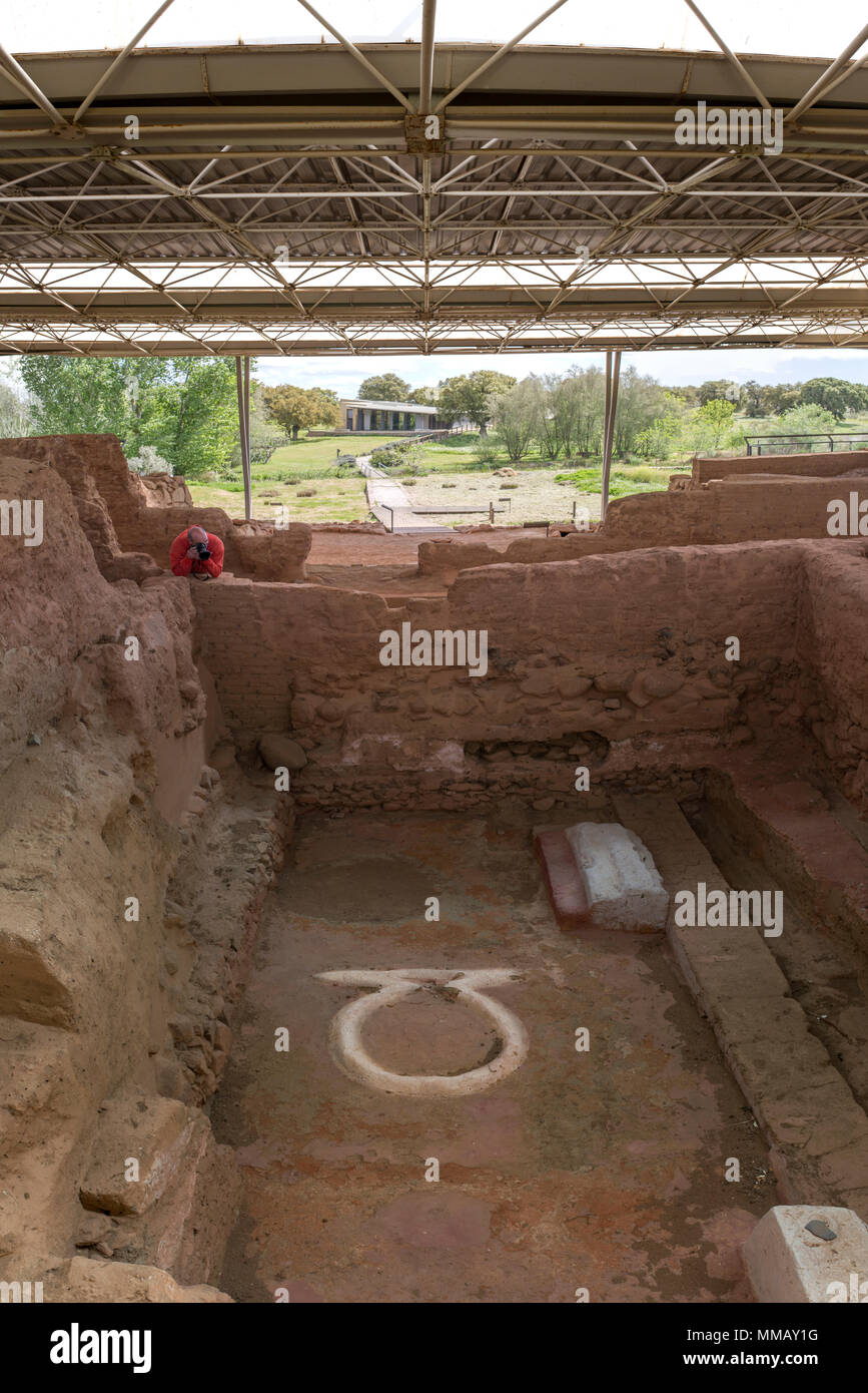 Zalamea de la Serena, Espagne - avril 28th, 2018 : visiteur à prendre des photos de Cancho Roano. Tartessian Site archéologique près de Zalamea de la Serena, Bada Banque D'Images