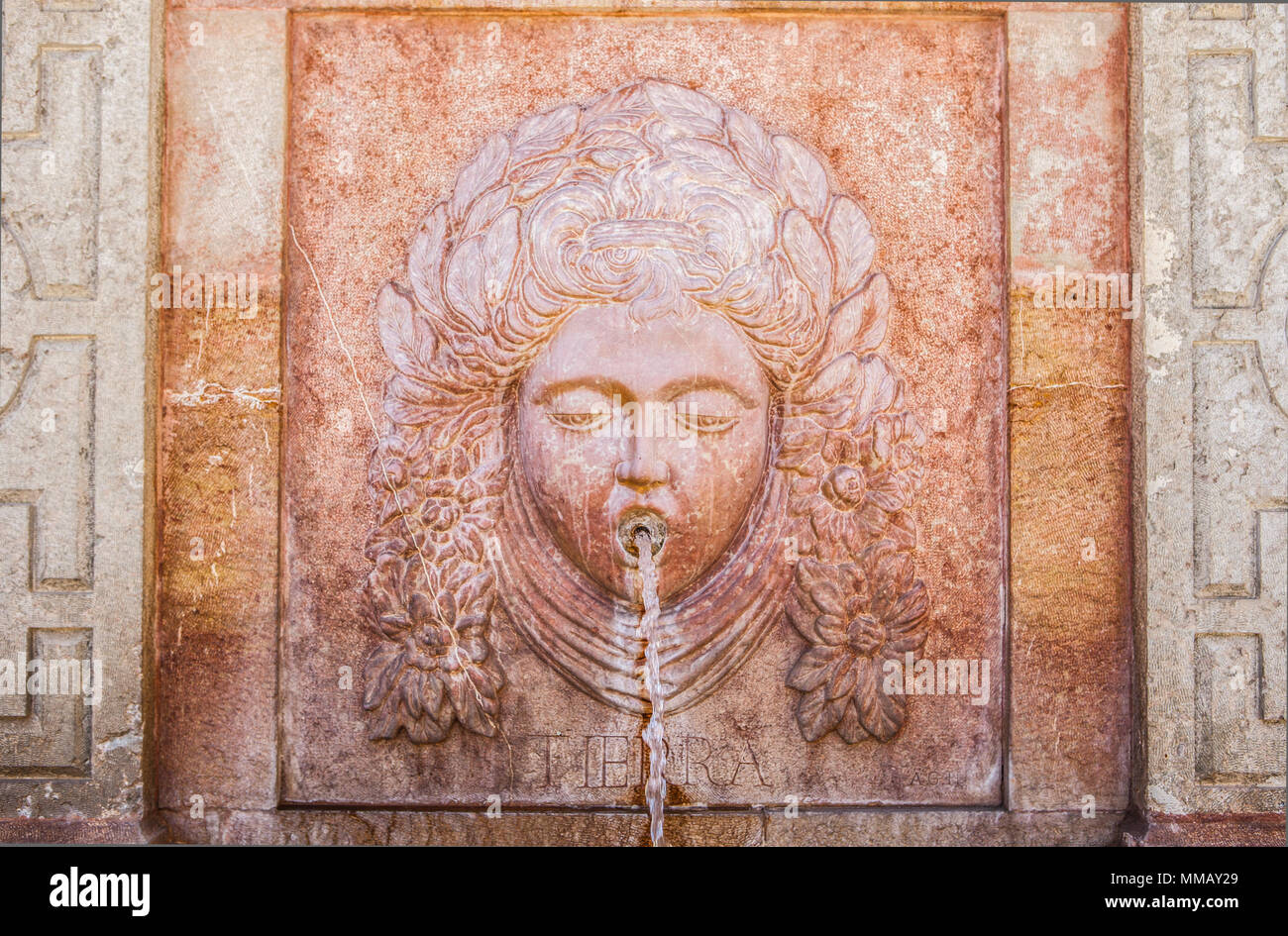 Quatre éléments fontaine à Coso Viejo Square, Antequera, Espagne. La Terre Banque D'Images