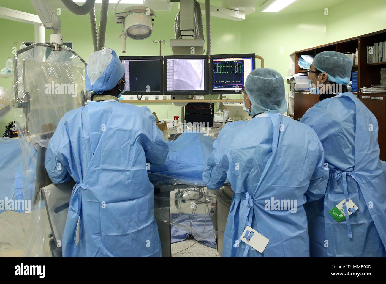 L'Institut de Cardiologie offre des soins de haute qualité aux patients vietnamiens souffrant de maladies du cœur. Laboratoire de cathétérisme. L'équipe médical sénégalais formés pour pratiquer la chirurgie cardiaque. Banque D'Images