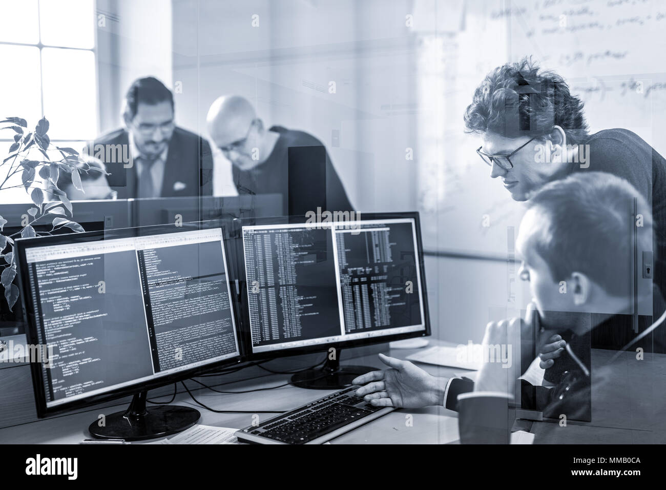 L'entrepreneuriat et démarrage d'entreprise la résolution de problèmes. Les jeunes programmeurs IA et il les développeurs de logiciels de programmation et de réflexion de l'équipe sur le bureau c Banque D'Images