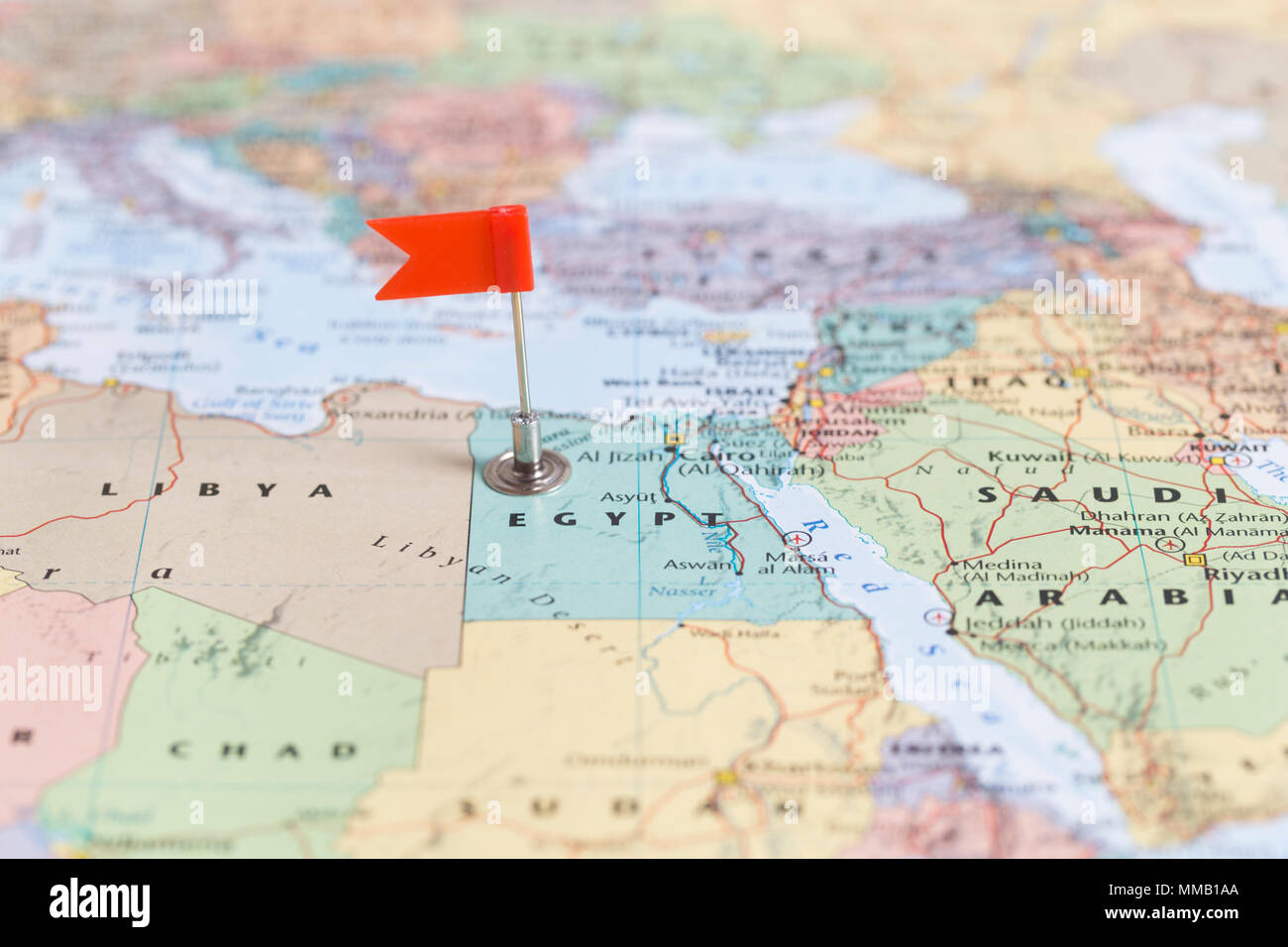 Petit Drapeau Rouge Marquant Le Pays Africain De L Egypte Sur Une Carte Du Monde Photo Stock Alamy