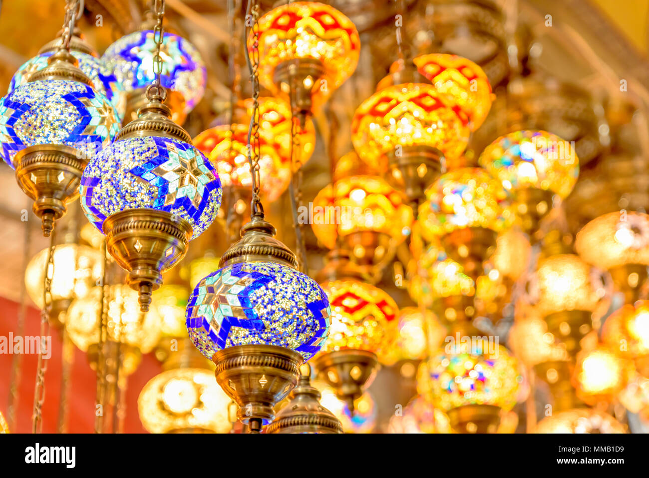 Bijou artisanal traditionnel floue Turkish les lampes et les lanternes suspendues dans un magasin de souvenirs à vendre Banque D'Images