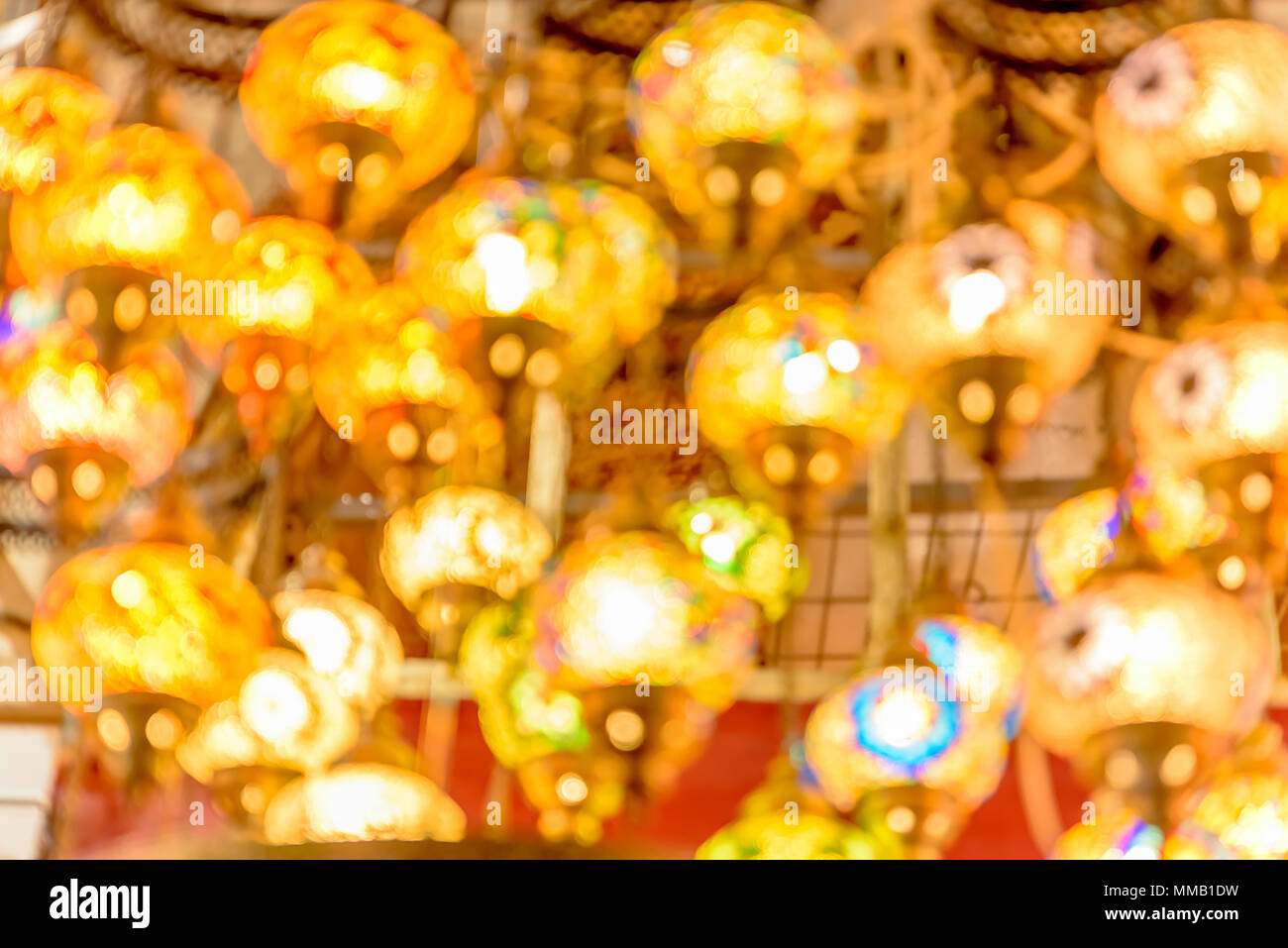 Bijou artisanal traditionnel floue Turkish les lampes et les lanternes suspendues dans un magasin de souvenirs à vendre Banque D'Images