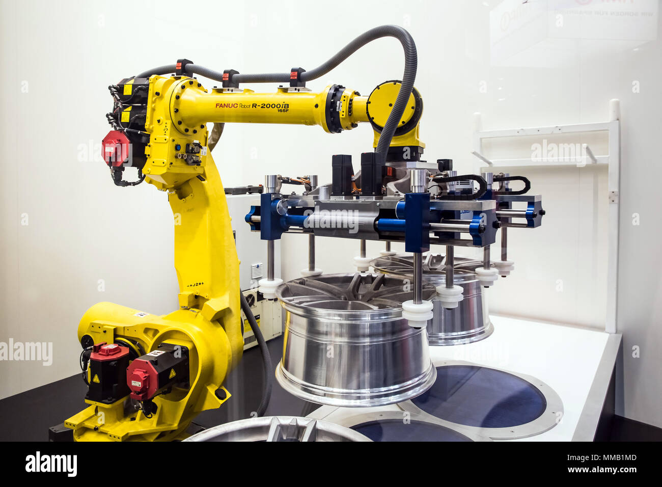 Hanovre, Allemagne - Avril 2018 : Automatique Robot industriel FANUC R-2000iB service auto concept processus de travail sur Messe de Hanovre, Allemagne Banque D'Images