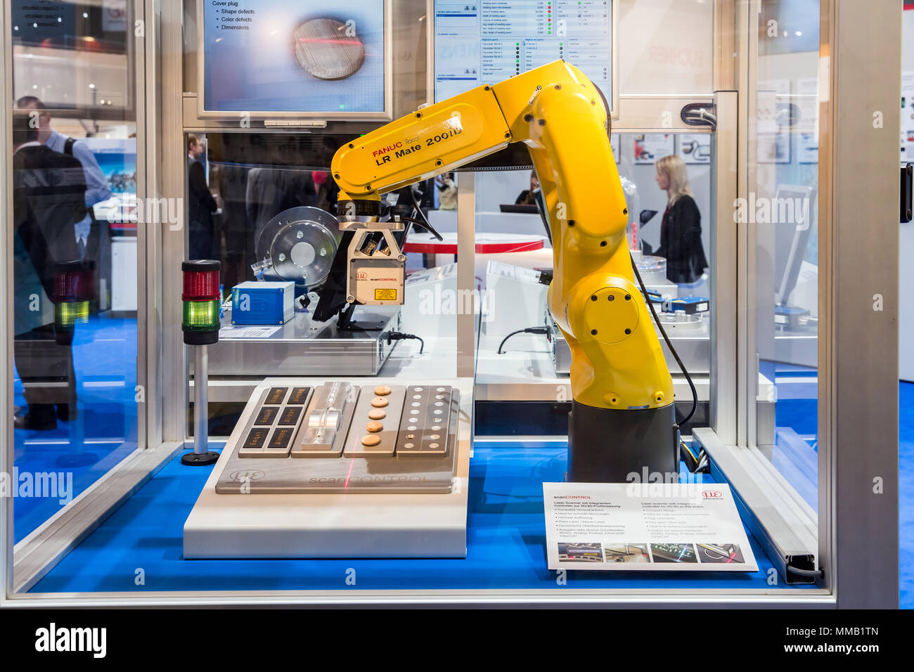 Hanovre, Allemagne - Avril 2018 : Automatique Robot industriel Fanuc LR Mate 200 iD et lecteur laser avec contrôleur intégré pour 2D/3D balaie sur Messe Banque D'Images