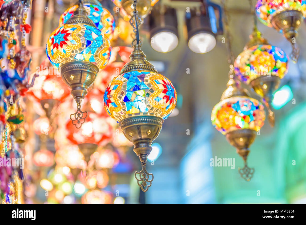 Bijou artisanal traditionnel floue Turkish les lampes et les lanternes suspendues dans un magasin de souvenirs à vendre Banque D'Images