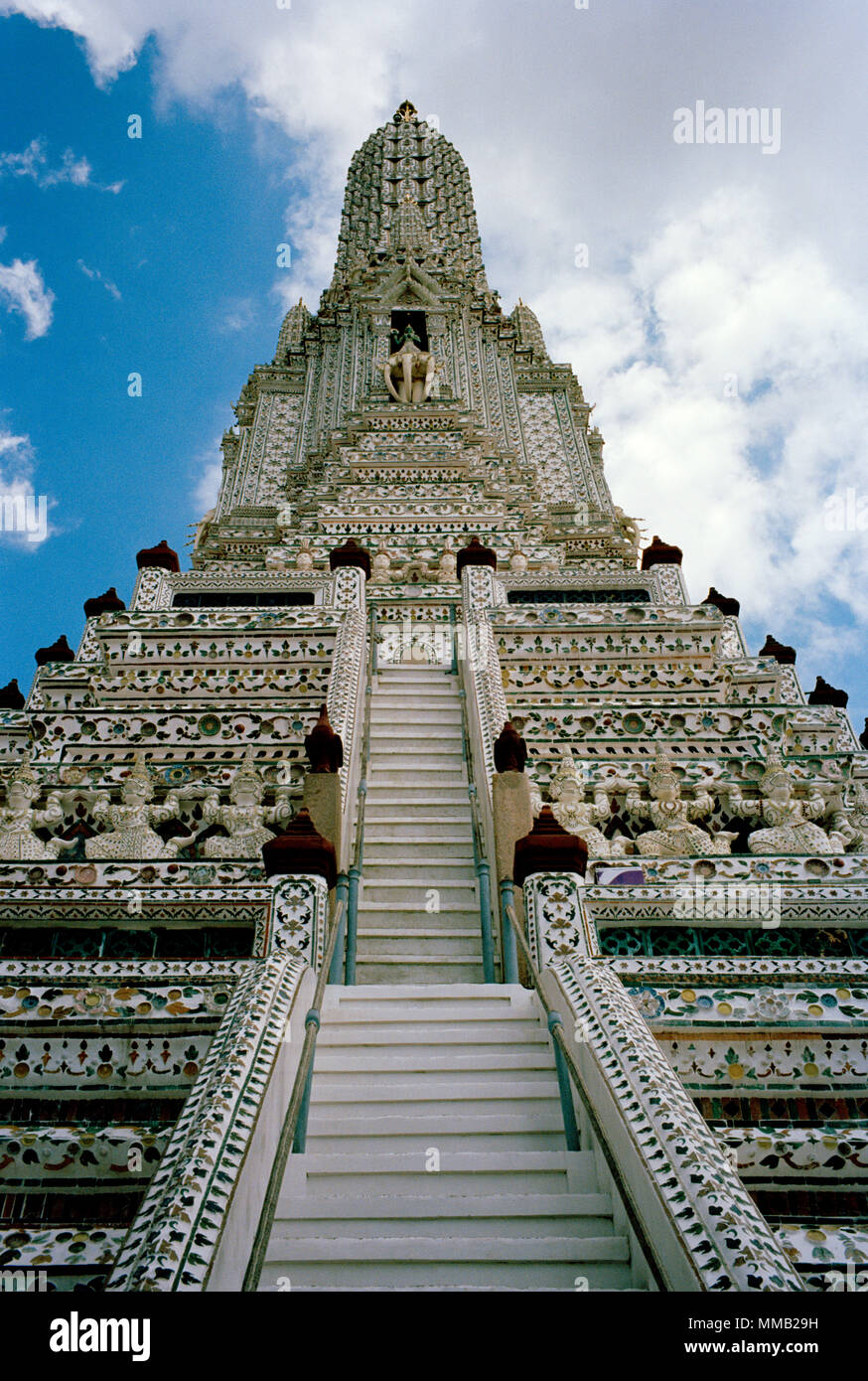 Temple bouddhiste de l'aube - Wat Arun Temple à Bangkok Yai Thonburi à Bangkok en Thaïlande en Asie du Sud-Est Extrême-Orient. Billet d'art bouddhisme Couleur Couleur Banque D'Images