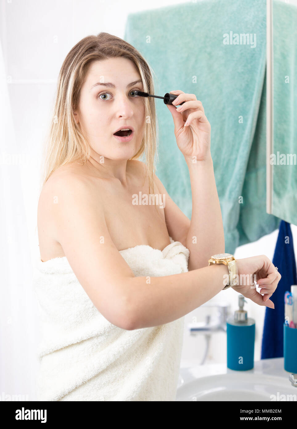 Portrait de jeune femme faisant un miroir au matin en retard à son travail Banque D'Images