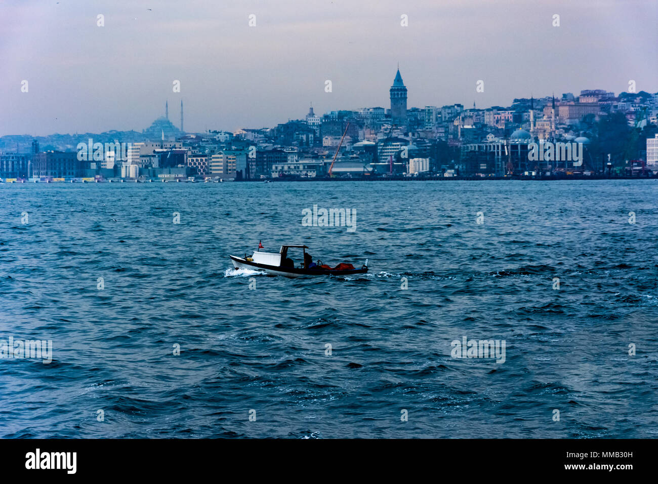 La prise de photo de la tour de Galata à partir de la mer lors de la conduite sur le bateau Banque D'Images