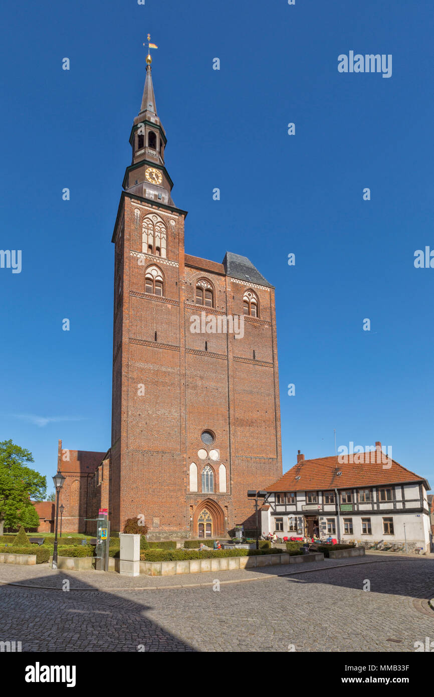 Église St Stephens à Stendal, Allemagne. Les gens dans le restaurant de plein air et autour de fontaine en face Banque D'Images