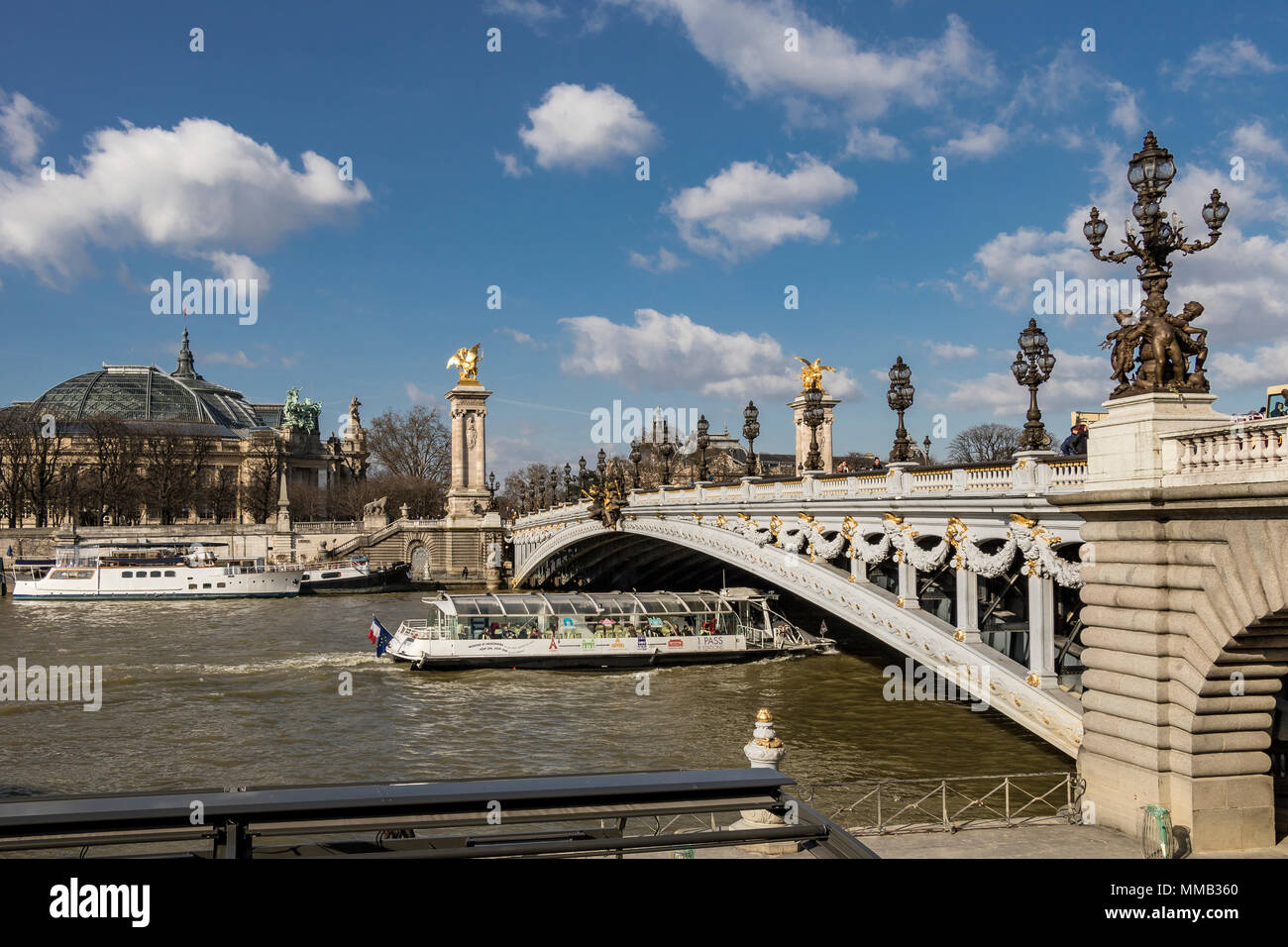 Le Pont Alexandre III un pont en arc pont qui enjambe la Seine à Paris. Le pont est généralement considérée comme la plus extravagante orné, pont de Paris Banque D'Images