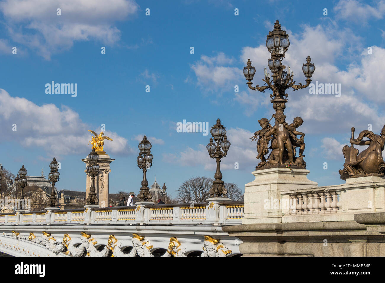 Le Pont Alexandre III un pont en arc pont qui enjambe la Seine à Paris. Le pont est généralement considérée comme la plus extravagante orné, pont de Paris Banque D'Images