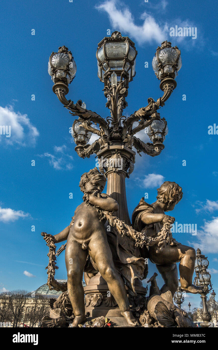 Le Pont Alexandre III un pont en arc pont qui enjambe la Seine à Paris. Le pont est généralement considérée comme la plus extravagante orné, pont de Paris Banque D'Images