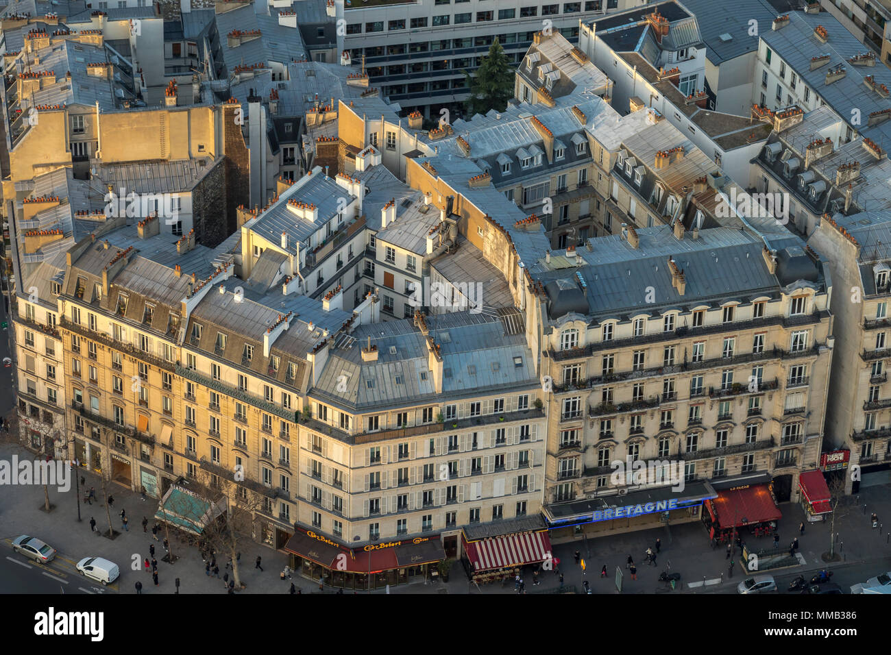 Vue aérienne du boulevard du Montparnasse à partir de la Tour Montparnasse montrant des restaurants et des appartements ,Paris ,France Banque D'Images
