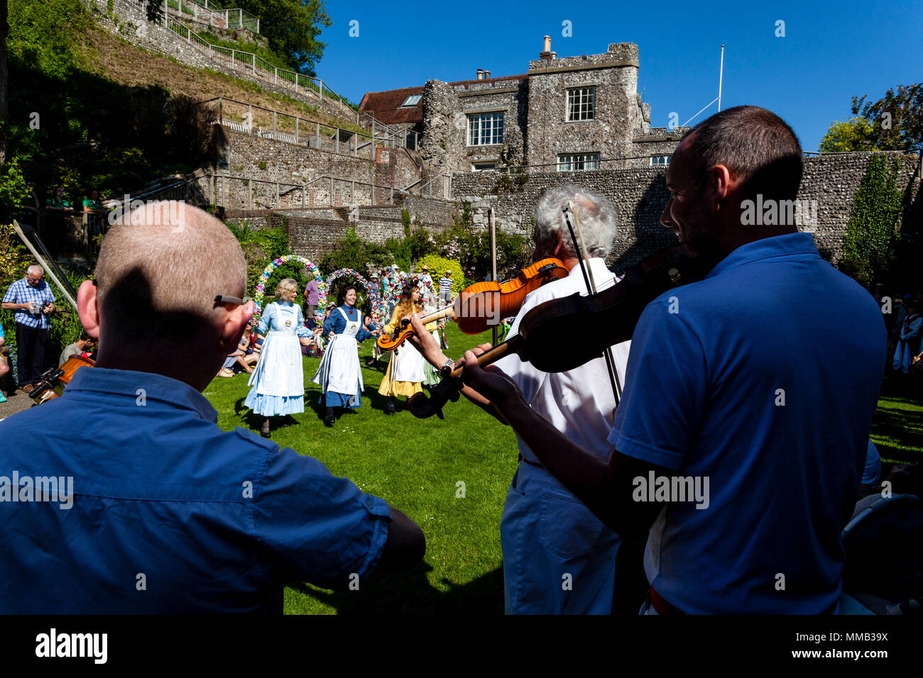 Les noeuds de danseurs Morris peut effectuer dans les jardins du château de Lewes durant la journée annuelle de Garland, Lewes, dans le Sussex, Angleterre Banque D'Images