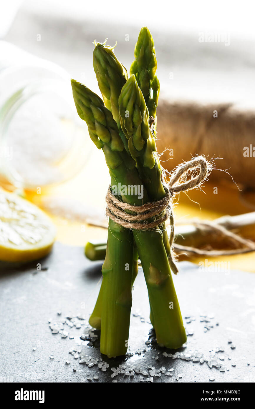 Les asperges. Bouquet d'asperges sauvages debout sur une plaque en ardoise. L'alimentation végétarienne saine. Vertical image Banque D'Images