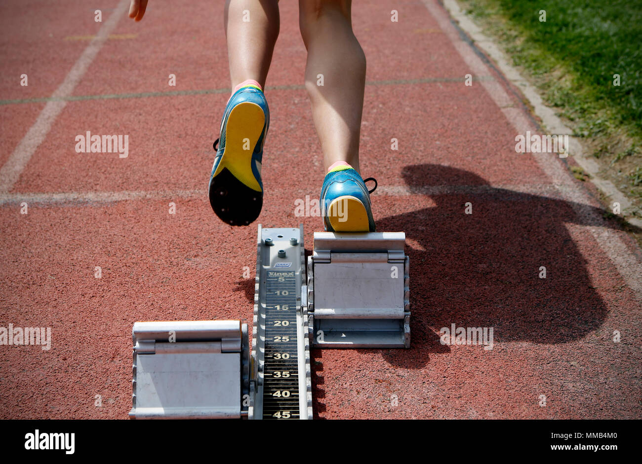 Athlète féminin sur blocs de départ sur une piste d'athlétisme Banque D'Images