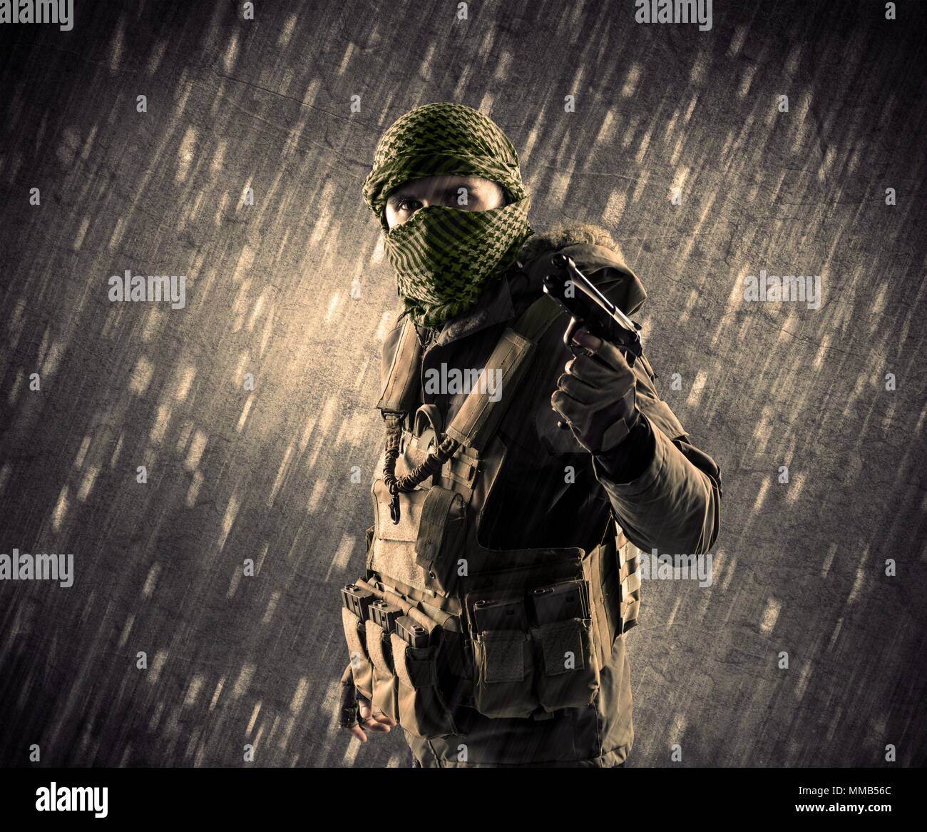 Près d'un homme de terroristes armés avec masque sur fond de pluie Banque D'Images