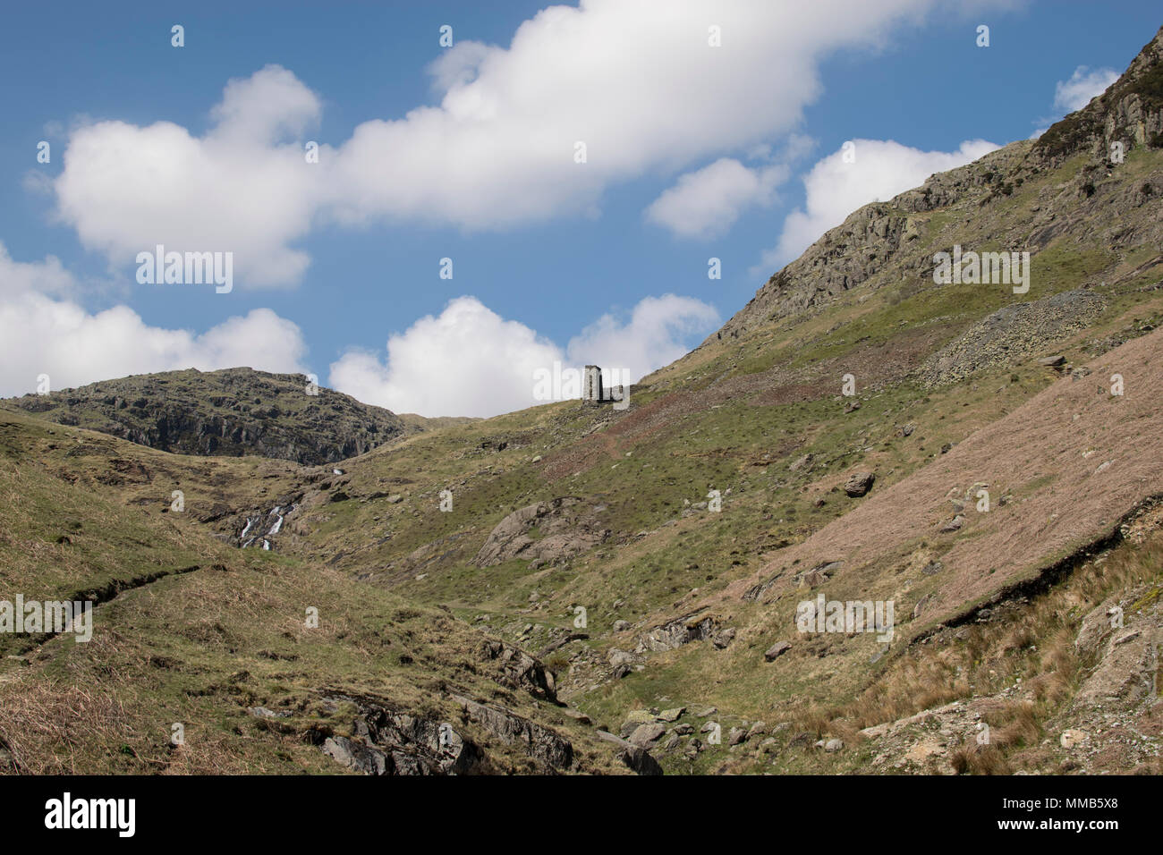 D'une cheminée en cuivre abandonnées min sur la lande au-dessus de l'eau, Coniston Lake District, en Angleterre. Banque D'Images