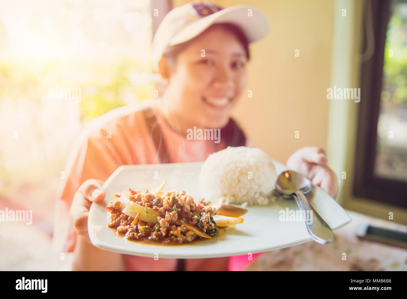L'alimentation de rue en Thaïlande de savoureux délicieux riz au jasmin haut avec sauté de porc avec des feuilles de basilic et œuf frit des aliments les plus populaires touristiques à présent Banque D'Images