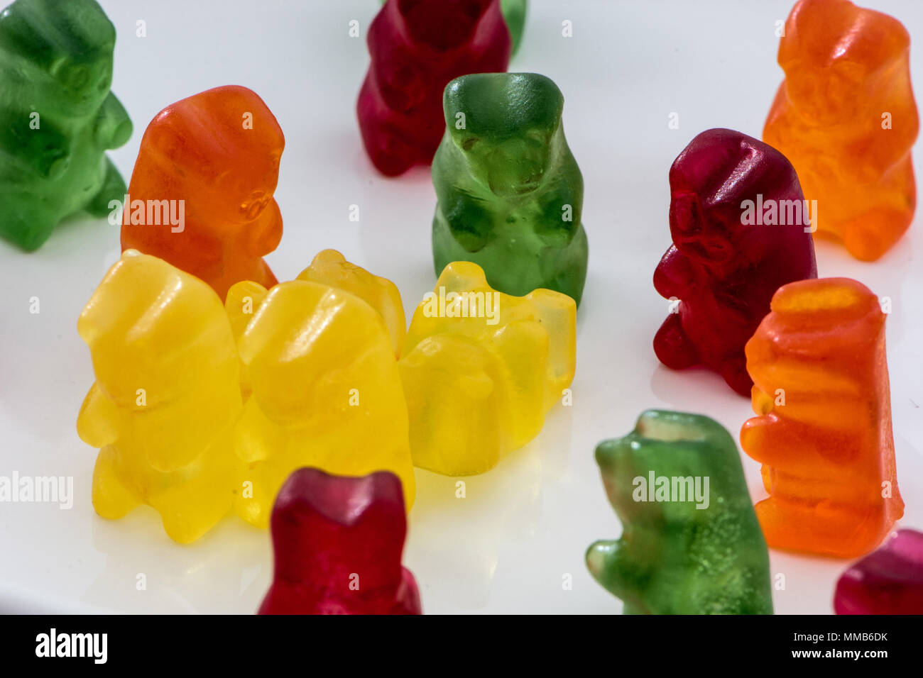 Ours en gelée ou en gelée isolés sur fond blanc. Enfants célèbres et adorables sucreries Banque D'Images