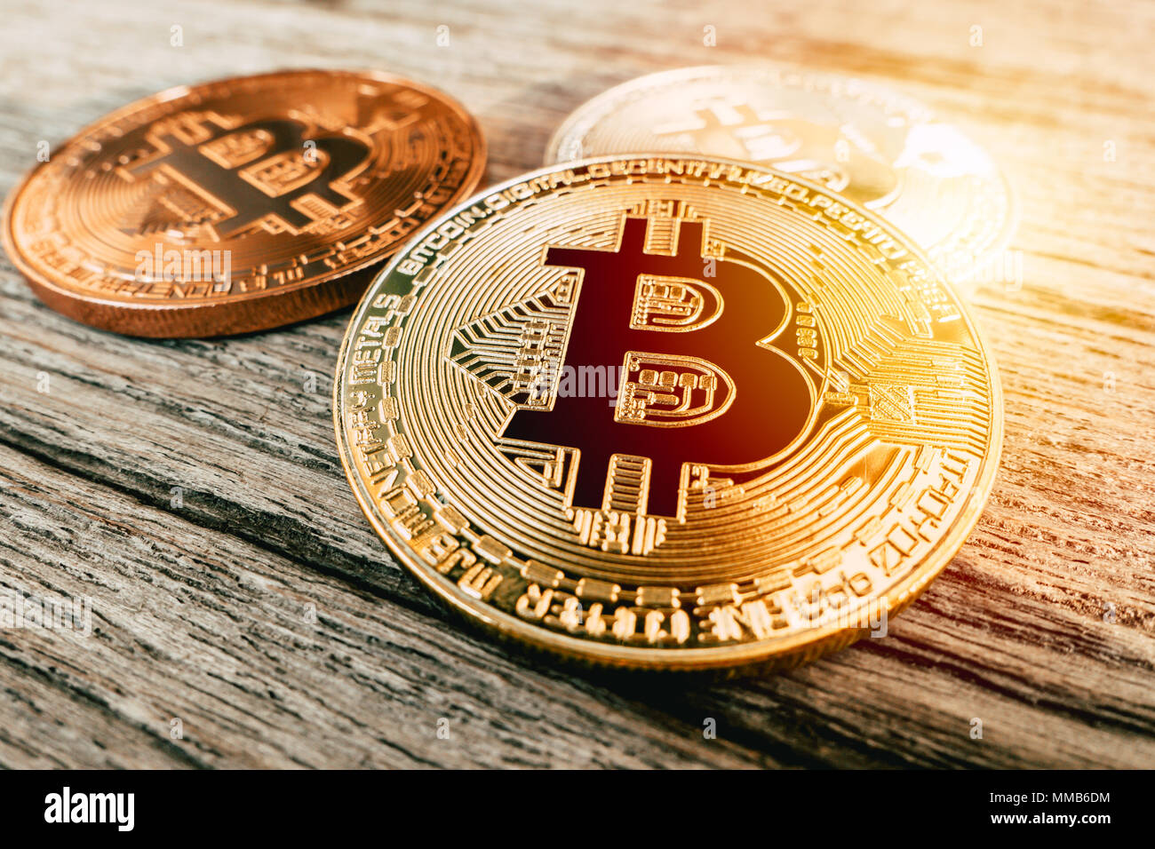 Pièce d'or Bitcoin symbole de l'argent numérique cryptocurrency sur fond de bois. Banque D'Images