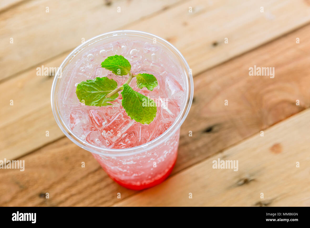 Glace fraise fraîche Soda boisson fraîche de feuilles de menthe fruits sains verre sur table en bois Banque D'Images