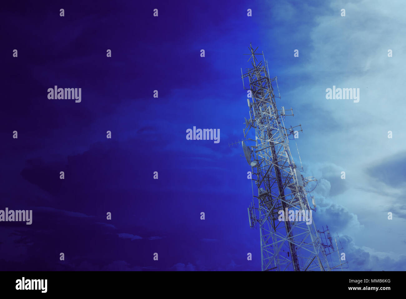 Communication tower, haute puissance antenne wifi hotspot après le transport des données numériques à long terme Banque D'Images