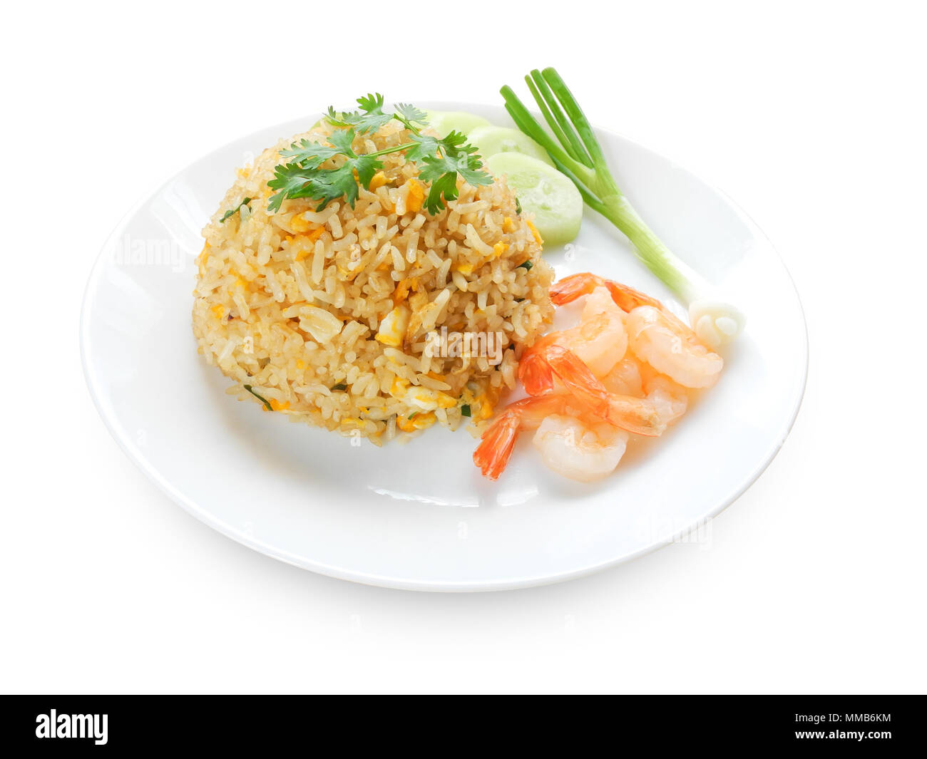 Riz frit aux crevettes sur isolated on white with clipping path Banque D'Images