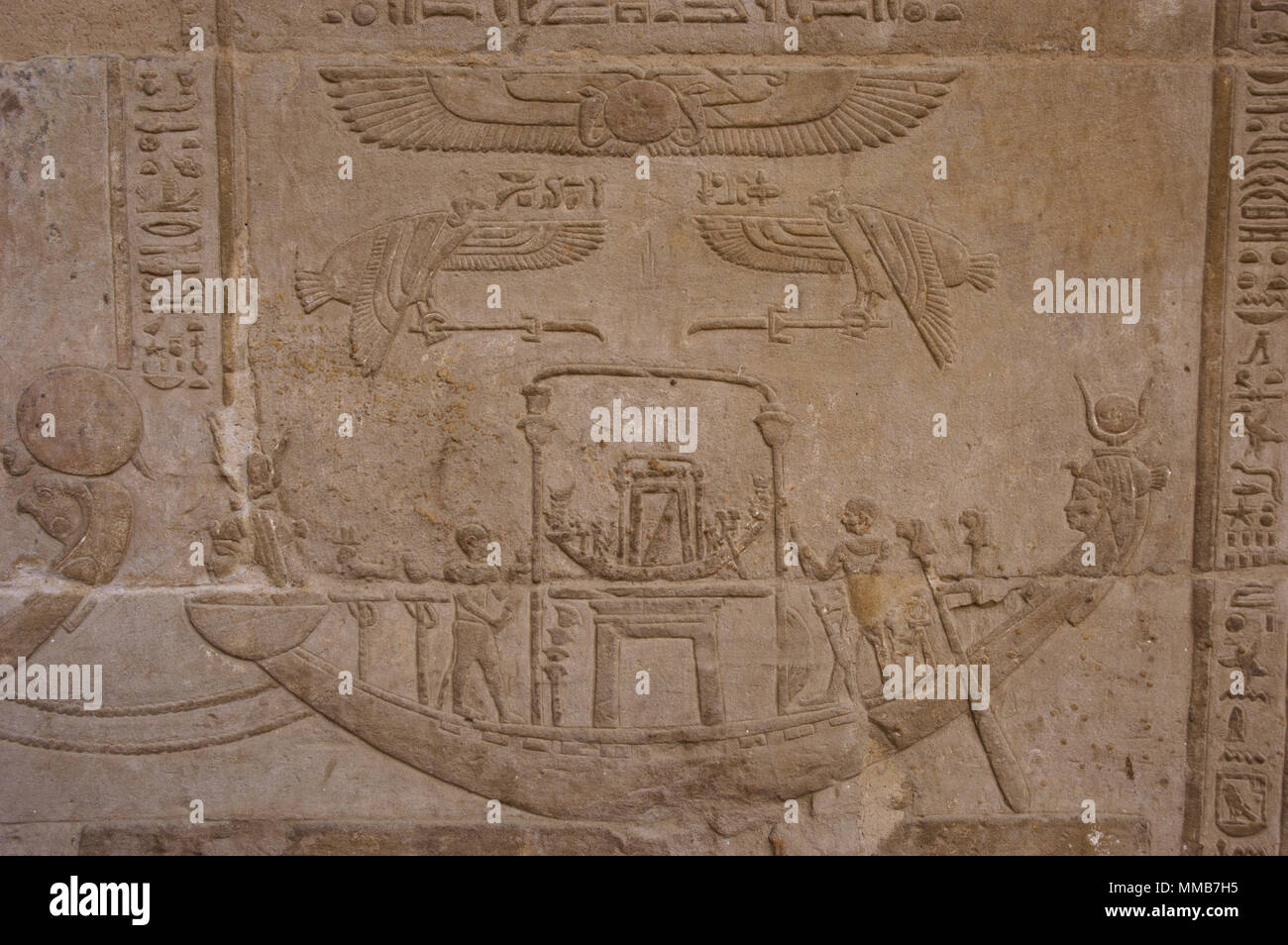 L'Égypte. Temple d'Edfou. Ancien temple dédié à Horus. Période ptolémaïque. Il a été construit pendant le règne de Ptolémée III et Ptolémée XII, 237-57 BC. Soulagement, première cour, avec l'inscription du bateau sacré d'Hathor. Banque D'Images