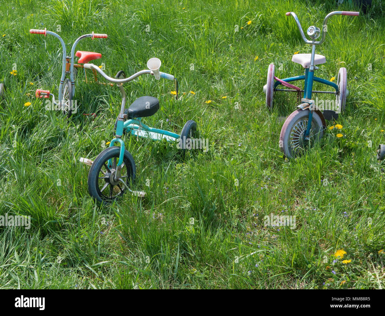 Trois Anciens Vintage Retro Enfant Bebe Tricycles Trois Roues Velos Sur Une Herbe Verte Au Jour D Ete Brillant Photo Stock Alamy Trois Anciens Vintage Retro Enfant Bebe Tricycles Trois Roues Velos Sur Une Herbe Verte Au Jour D Ete Brillant Photo Stock Alamy