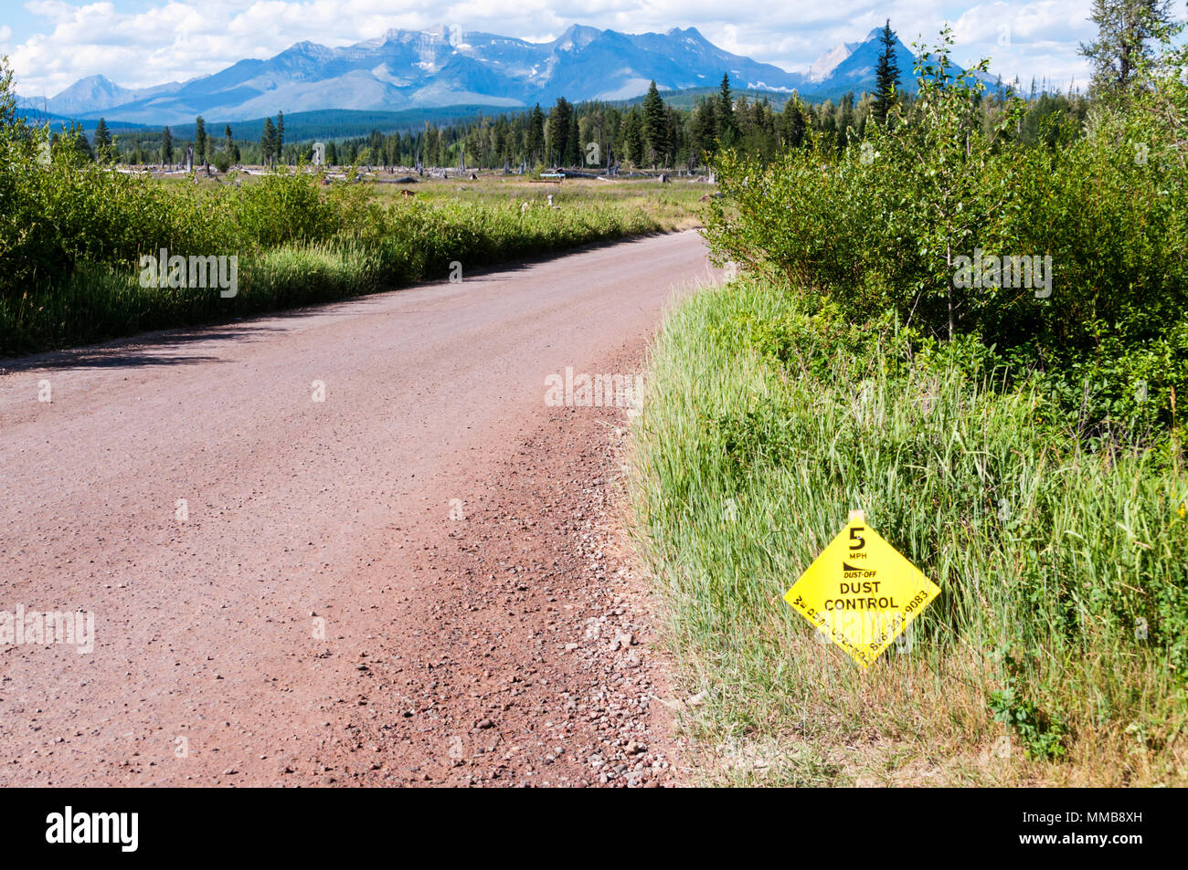 Le contrôle de la poussière, signe de la limite de vitesse sur les routes rurales au Montana, USA Banque D'Images