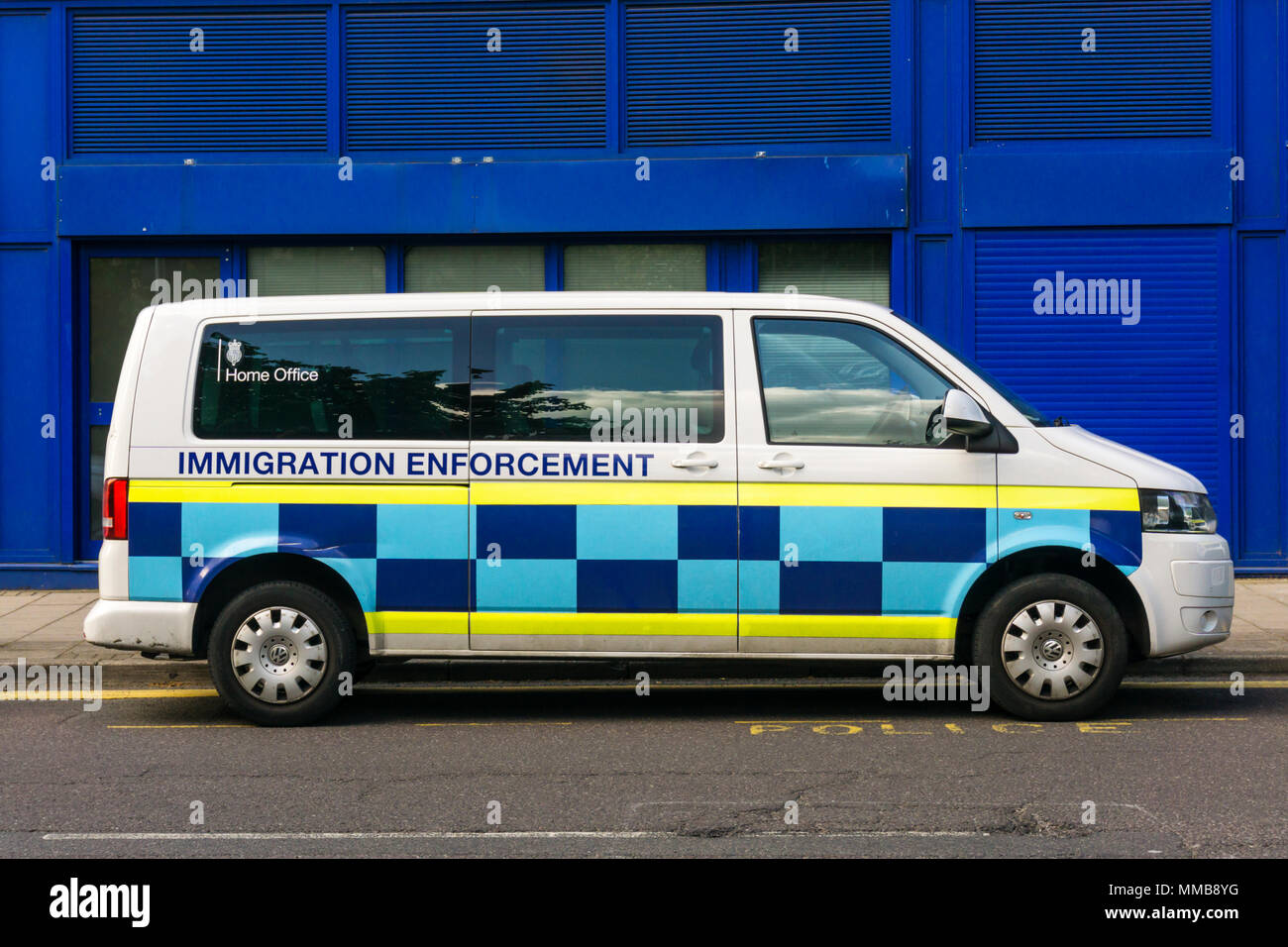Un livre blanc de l'application de l'Immigration Bureau Accueil Volkswagen van stationné à Beckenham, dans le sud de Londres. Banque D'Images