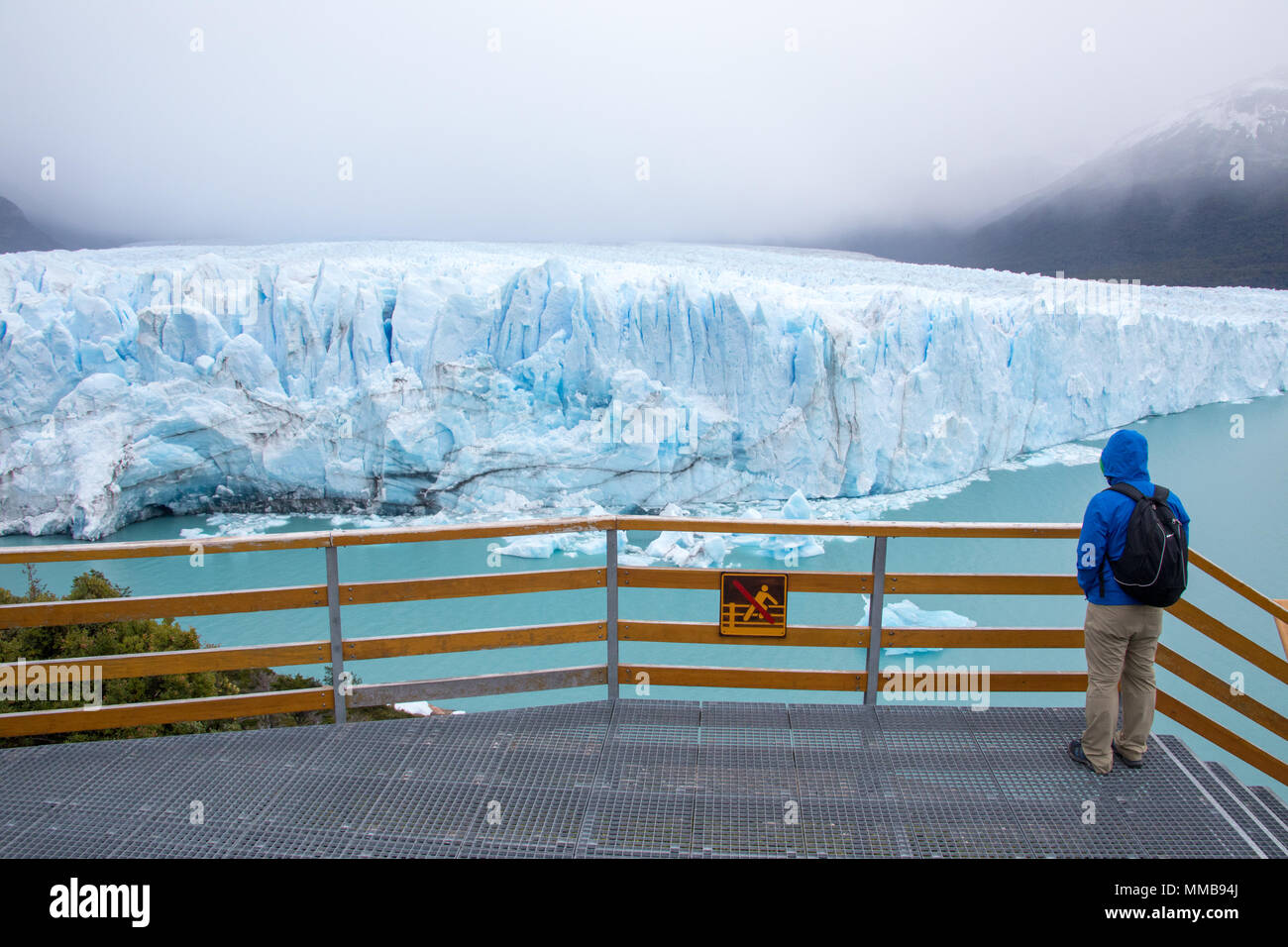 Affichage des piétons, le Glacier Perito Moreno, Parque Nacional Los Glaciares, Argentine Banque D'Images