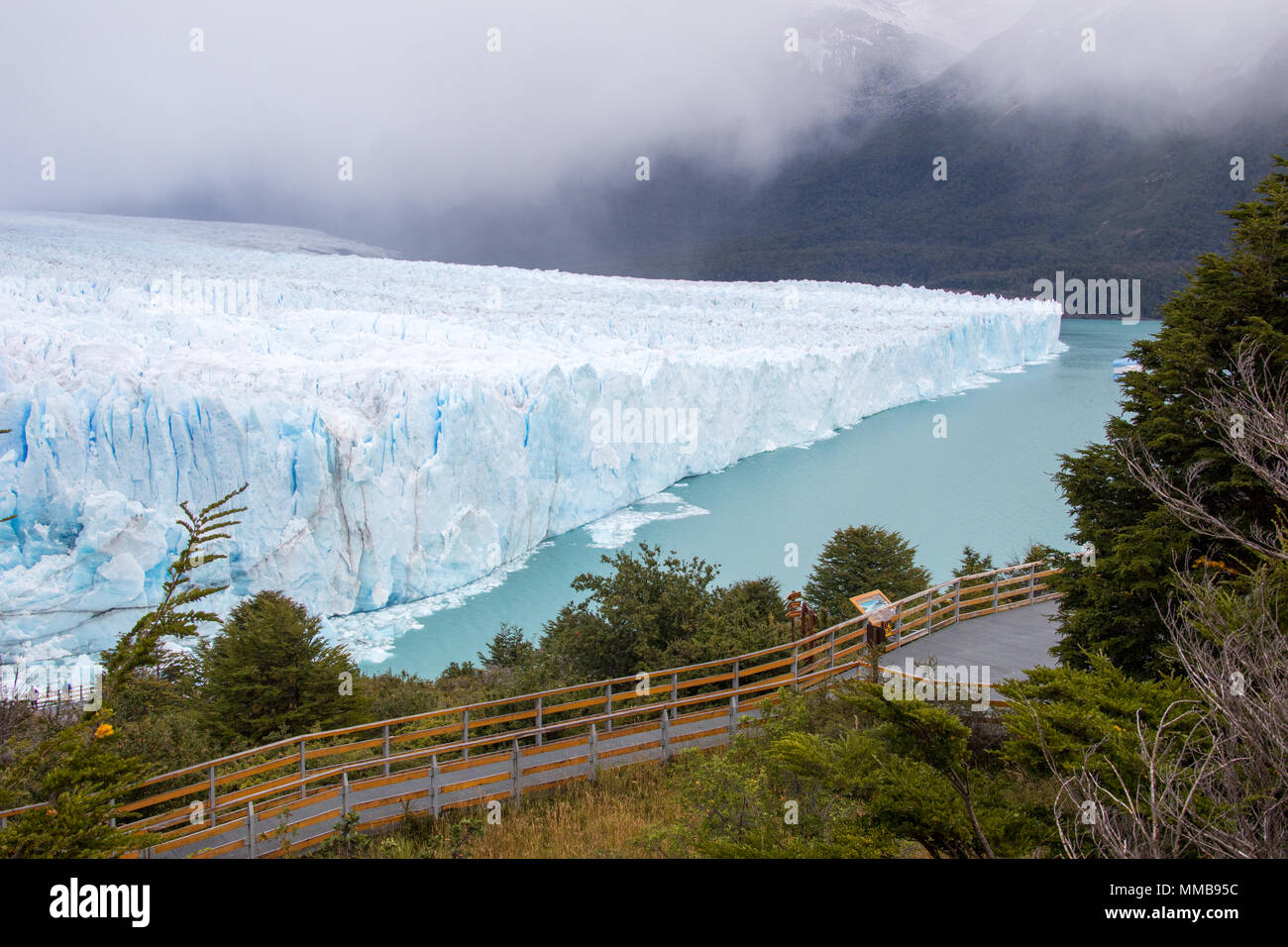 Affichage des piétons, le Glacier Perito Moreno, Parque Nacional Los Glaciares, Argentine Banque D'Images