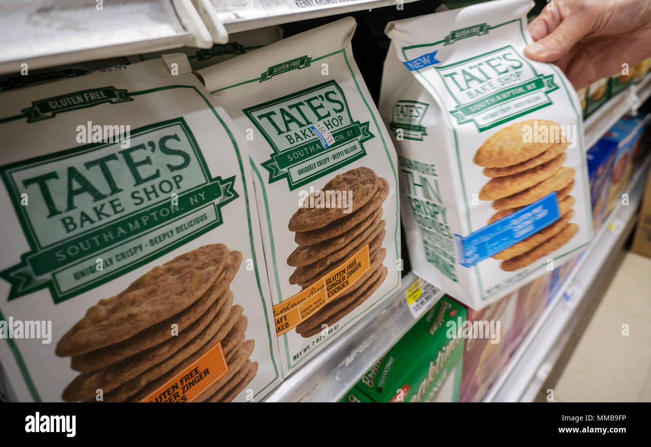 Un client choisit un paquet de Tate's Bake Shop cookies de marque d'un supermarché à New York le lundi 7 mai 2018. Mondelez International, le fabricant de l'oréo, a annoncé qu'il s'appropriait le Southampton, NY fabricant de biscuits artisanaux, Tate's Bake Shop, pour environ 500 millions de dollars. Les grands conglomérats de l'alimentation, à la suite de l'évolution des goûts des consommateurs, sont l'acquisition de petits, artisanale et marques naturelles. (© Richard B. Levine) Banque D'Images