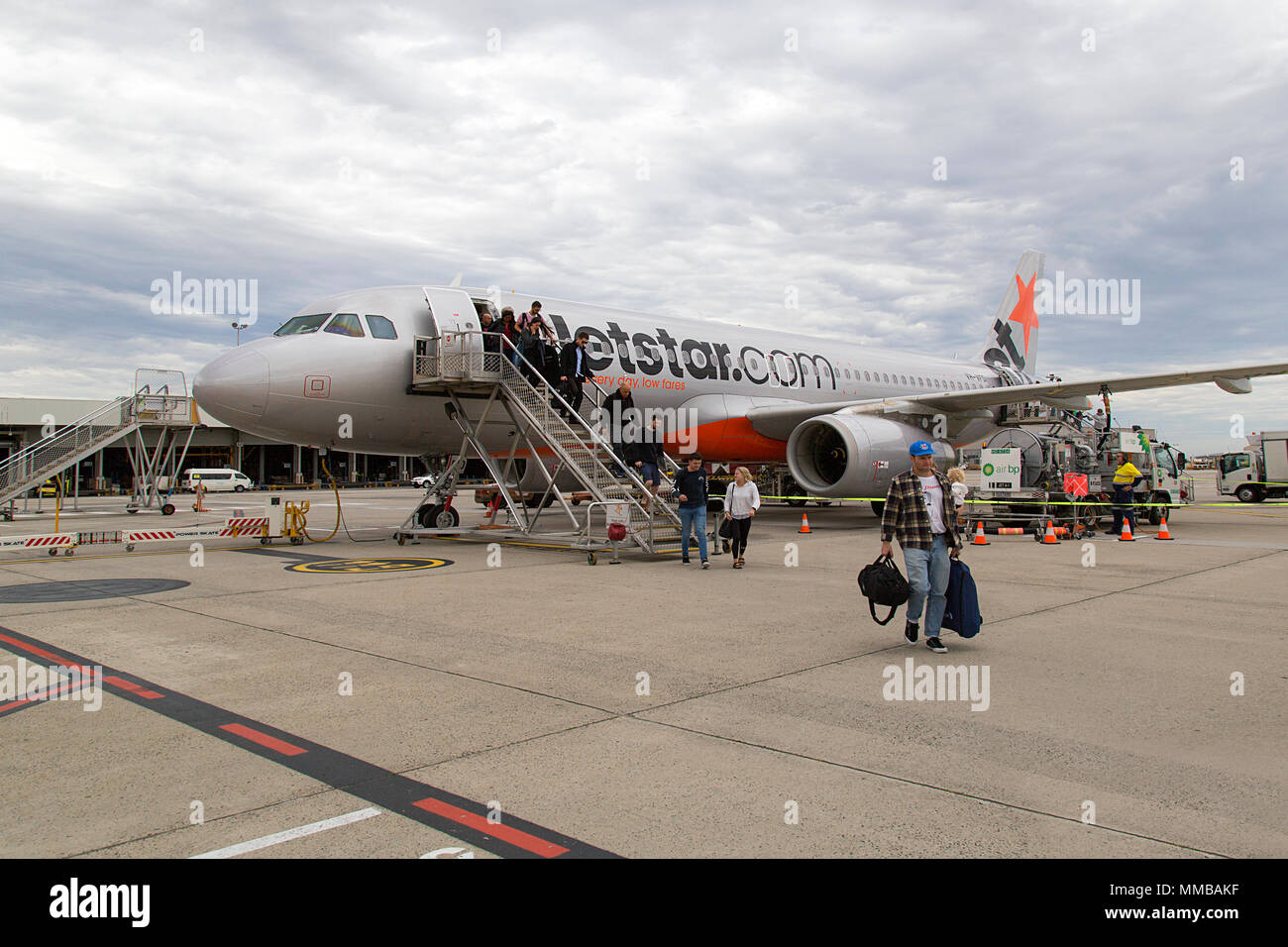 Melbourne, Australie : Avril 01, 2018 : Les passagers débarquent un vol Jetstar à l'aéroport de Tullamarine. Jetstar est une compagnie aérienne à bas prix. Banque D'Images