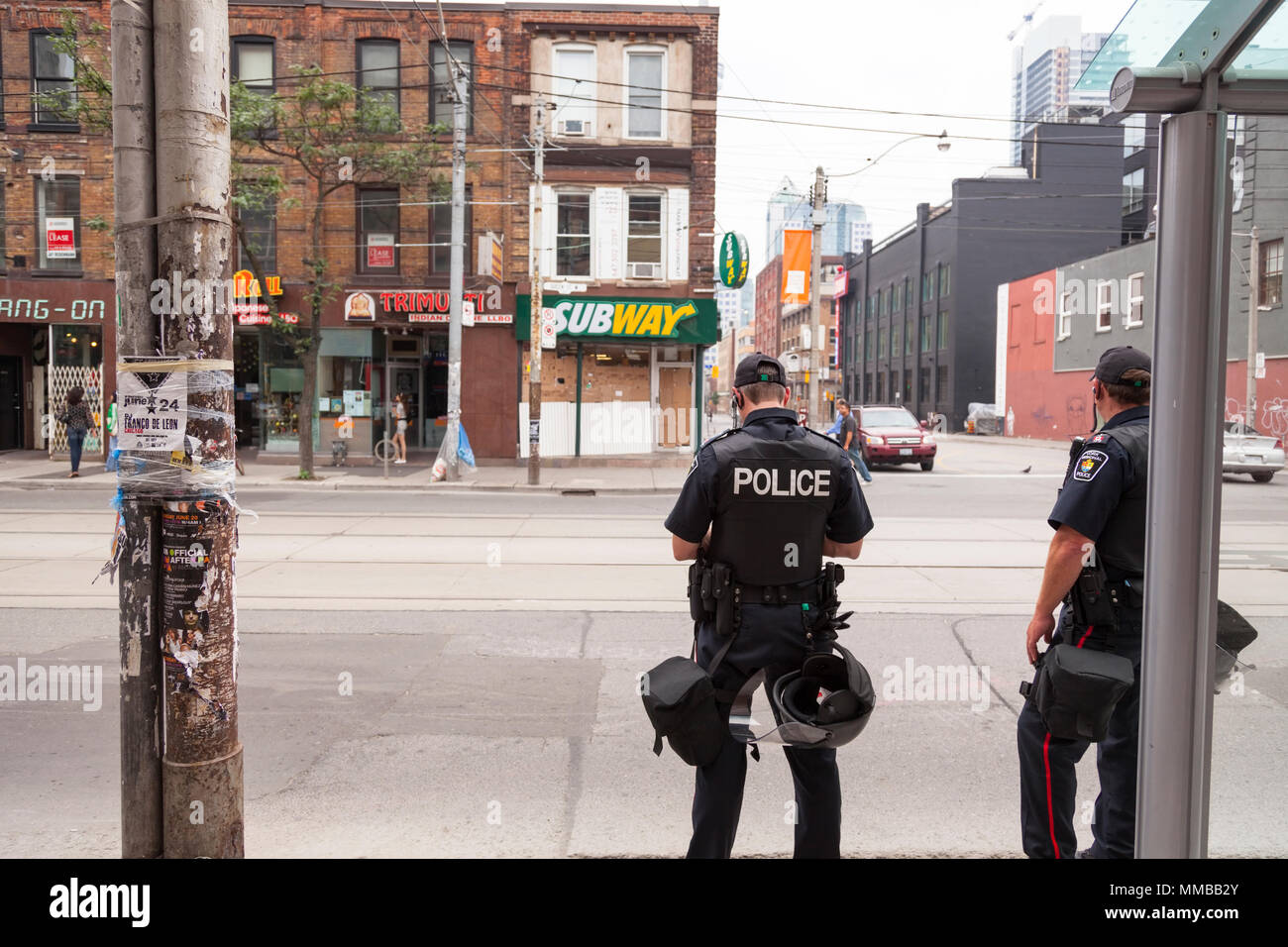 Les agents de la Police régionale de York à un coin de rue pendant le sommet du G20 au centre-ville de Toronto, Ontario, Canada. Banque D'Images