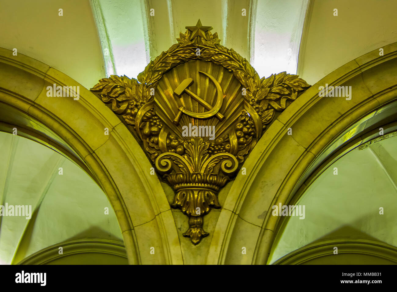 Moscou, Russie - avril, 29, 2018 : vue de l'intérieur de piliers en marbre blanc orné de la faucille et du marteau de la station de métro Paveletskaya, une sur la ligne Zamoskvoretskaya ouvert en 1943 Banque D'Images