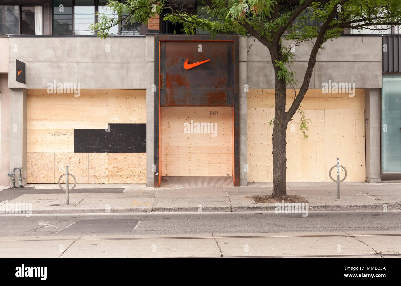 La boutique Nike avec barricadèrent windows pendant le sommet du G20 au centre-ville de Toronto, Ontario, Canada. Banque D'Images