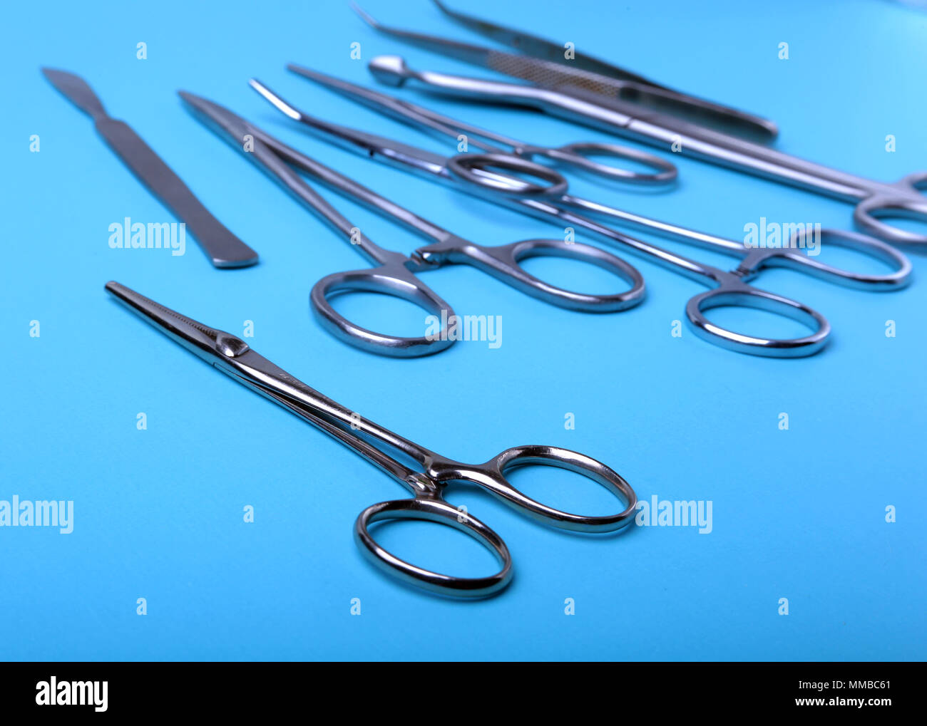 Les instruments chirurgicaux et les outils y compris les scalpels, les  pinces à épiler et disposées sur une table pour une chirurgie Photo Stock -  Alamy