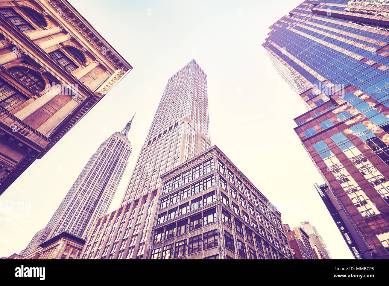 Vintage photo stylisée de grattes-ciel de Manhattan, jusqu'à la perspective, New York City, USA. Banque D'Images