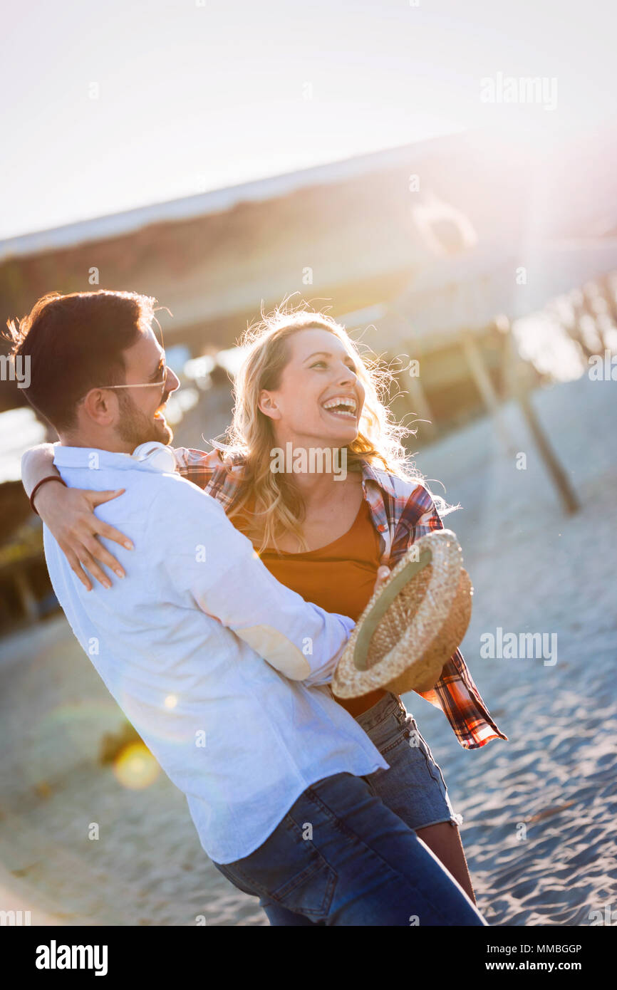 Vraiment heureux playful couple having fun at beach Banque D'Images